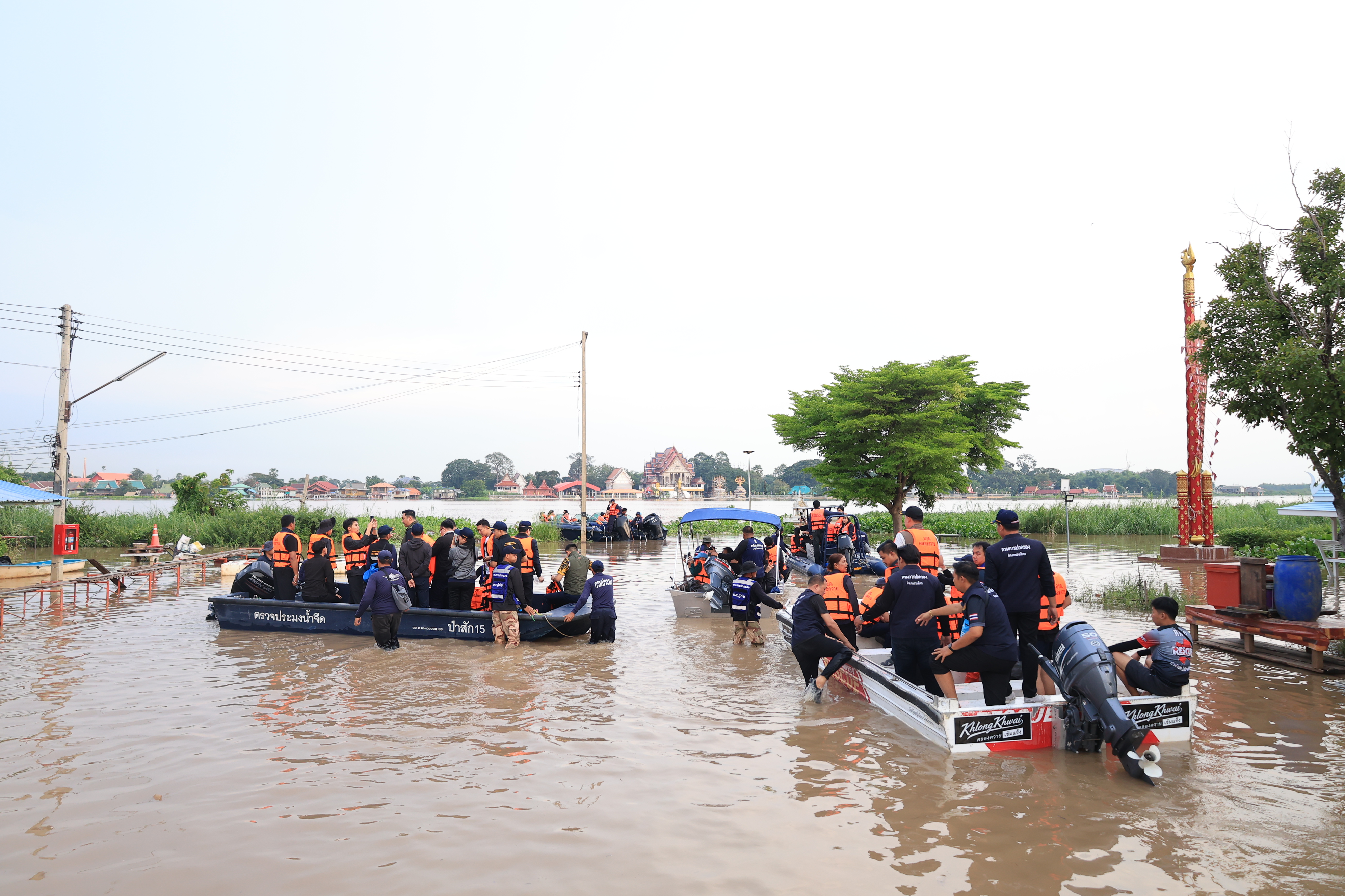title - ส.ป.ก. ติดตามรมช.เกษตรฯ ช่วยเหลือพี่น้องผู้ประสบอุทกภัย ในเขตจังหวัดปทุมธานี